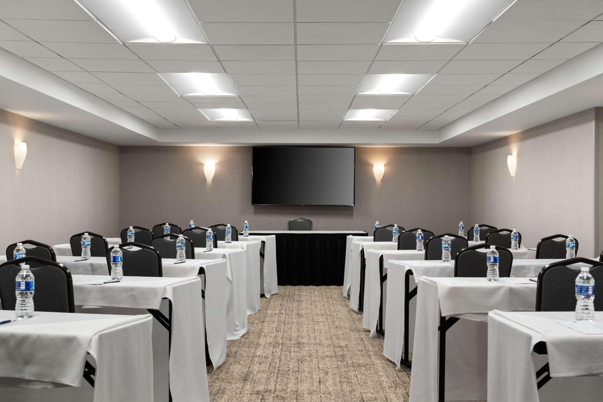 Doubletree By Hilton Pittsburgh Airport Otel Moon Township Dış mekan fotoğraf